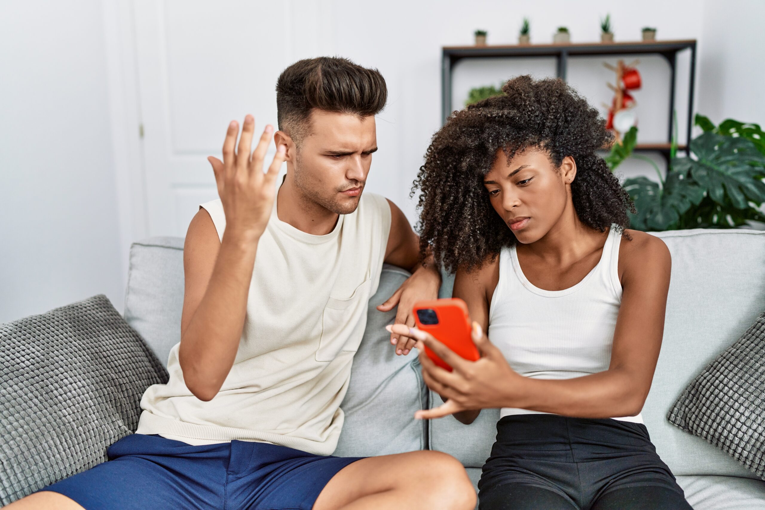 Como saber se seu namorado anda trocando mensagens com outra mulher